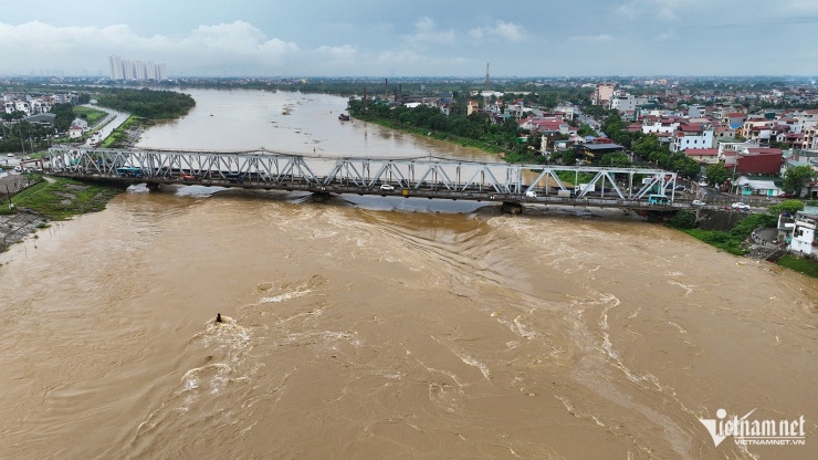 Tại sông Đuống ở khu vực cầu Đuống nằm giữa quận Long Biên và huyện Gia Lâm, nước chảy mạnh đến nỗi làm hõm cả một vùng. Ảnh: Hoàng Hà