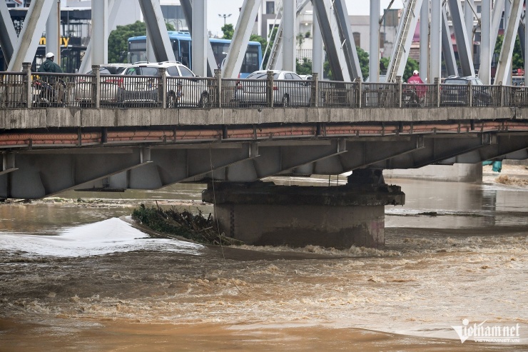 Quang cảnh nước chảy ở các trụ cầu Đuống tạo cảm giác dòng nước rất dữ. Ảnh: Hoàng Hà