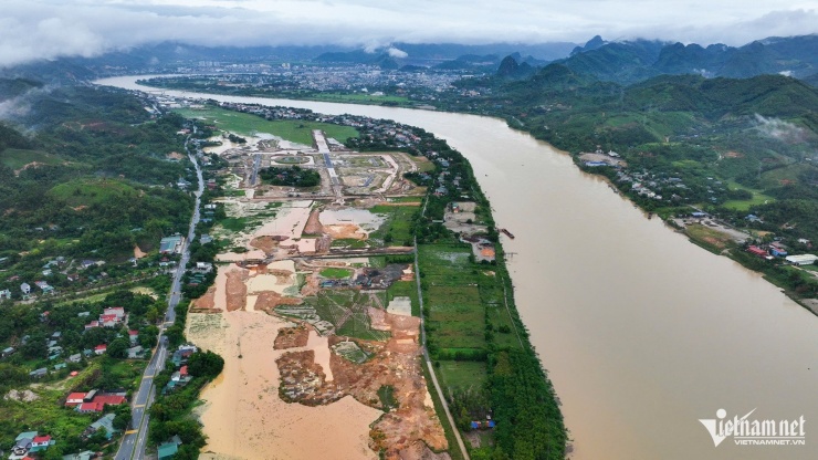 Sông Đà đoạn chảy qua thị trấn Từ Sơn (Hoà Bình) nước dâng cao sau khi mưa kéo dài trong cả ngày 10/9. Vào buổi chiều hôm qua, thuỷ điện Hoà Bình đã ngừng xả lũ để đảm bảo an toàn cho người dân. Ảnh: Thạch Thảo