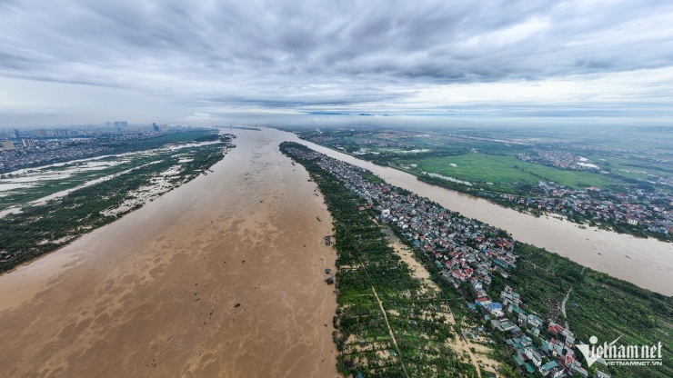 Lũ trên sông Hồng tiếp tục lên nhanh trong các giờ tới. 