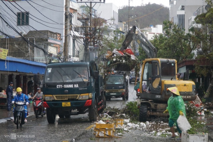 Chính quyền địa phương đã huy động ôtô, máy xúc, bộ đội để dọn dẹp, khơi thông các con đường.