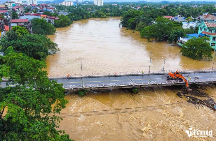 Nước lũ lên cao ở Thái Nguyên