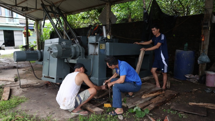 Nằm ở phía trong đê, xưởng gỗ của gia đình ông Trần Văn Minh (khu 1, xã Minh Hạc, huyện Hạ Hòa) đang được tháo dỡ để di dời, bảo vệ máy móc. Ảnh: Đức Hoàng