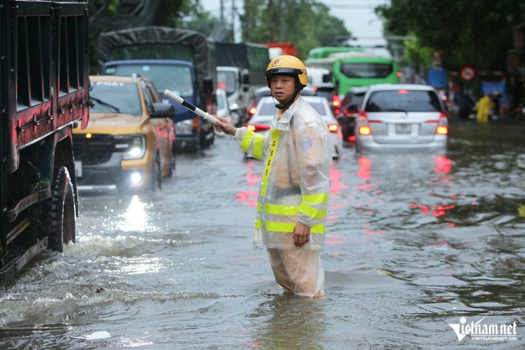 Do một số tuyến đường bị ngập nặng, lực lượng chức năng phải phân luồng. Ảnh: Đình Hiếu 