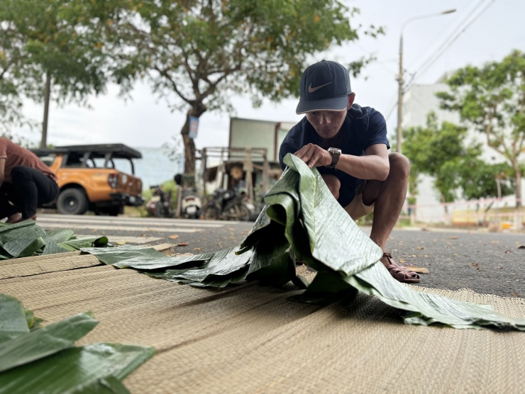 Chuẩn bị lá chuối để gói bánh