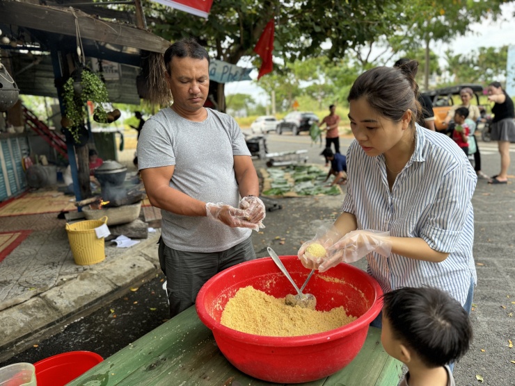 Hơn 30 kg đậu xanh để làm 1.000 chiếc bánh