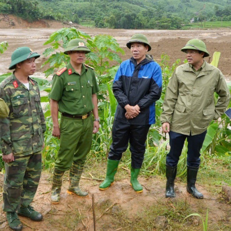 Chủ tịch UBND tỉnh Lào Cai Trịnh Xuân Trường thị sát khu vực sạt lở thôn Làng Nủ, xã Phúc Khánh.