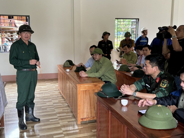 Bí thư Tỉnh ủy Lào Cai Đặng Xuân Phong chỉ đạo công tác tìm kiếm cứu nạn tại Sở chỉ huy tìm kiếm, cứu nạn đặt tại Nhà văn hóa thôn Làng Nủ