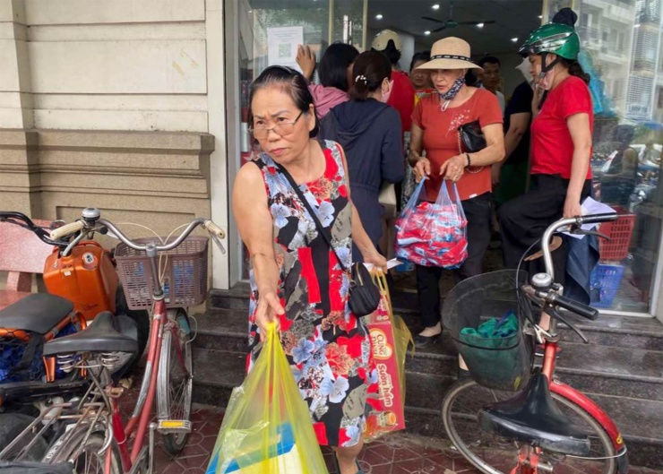 Người dân Hải Dương chen nhau tích trữ đồ dùng và thực phẩm tại TP Hải Dương ngày 10/9. Ảnh: BHD