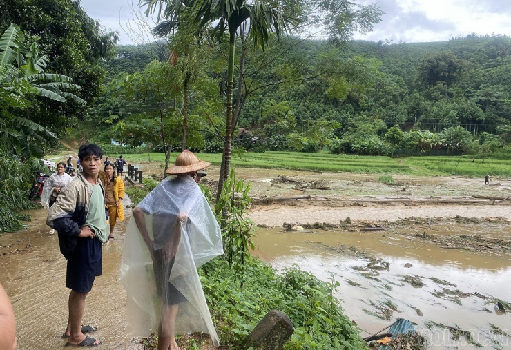 Không khí tang thương bao trùm vùng quê nghèo. Ảnh: Báo Lào Cai