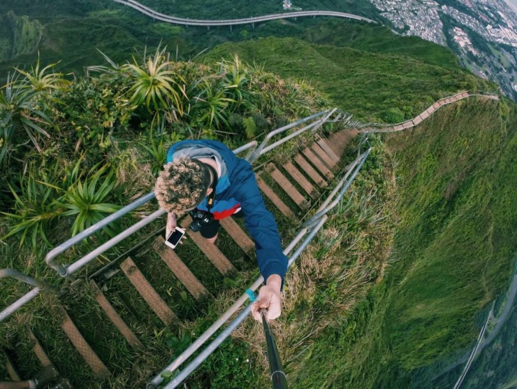 Nhiều du khách vẫn mạo hiểm tính mạng, xâm nhập trái phép khu vực này để 'sống ảo'. Ảnh: Forbes