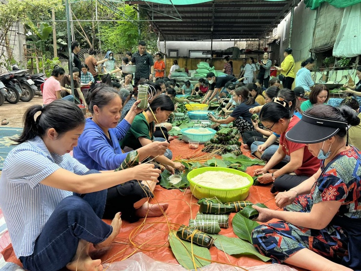 Người dân TP Vinh (Nghệ An) gói bánh chưng gửi ra miền Bắc. Ảnh: Q.H