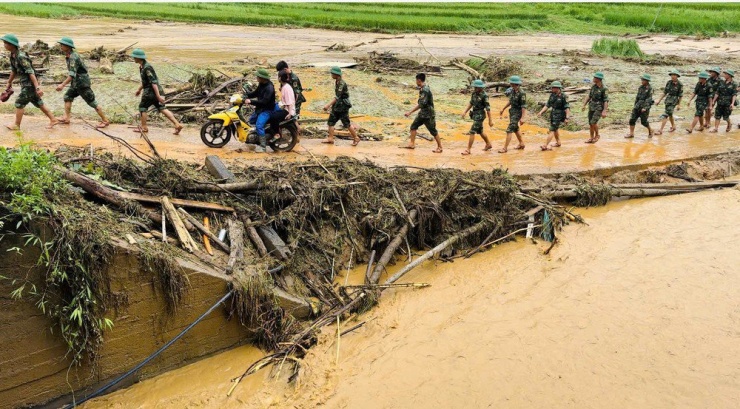 Lực lượng công an, quân đội, dân quân của huyện và tỉnh đến hiện trường thực hiện công tác cứu hộ, cứu nạn. Ảnh: XUÂN NGUYỄN