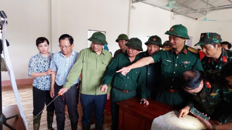 Trung tướng Phạm Hồng Chương, Tư lệnh Quân khu 2, cùng các lực lượng đang lên phương án tiếp cận hiện trường, cứu hộ cứu nạn. Ảnh: VỮNG NGUYỄN