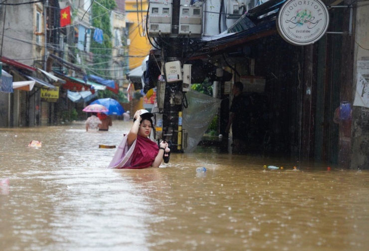 Người Hà Nội bì bõm trong lũ chưa từng có 20 năm qua - 7