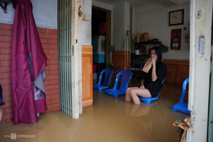 Người Hà Nội bì bõm trong lũ chưa từng có 20 năm qua - 10