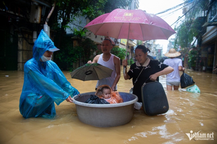 Đưa trẻ nhỏ, người già ở ven đê Hà Nội chạy lụt, nhiều người về quê tránh lũ - 5