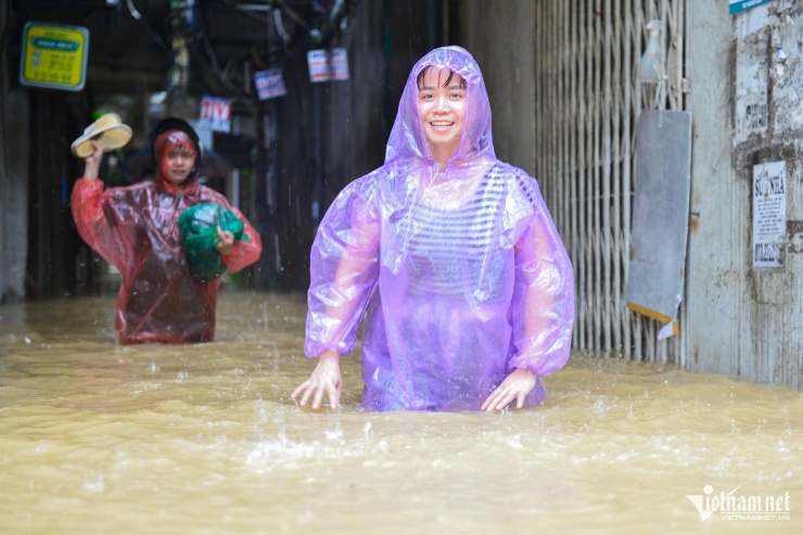 Đưa trẻ nhỏ, người già ở ven đê Hà Nội chạy lụt, nhiều người về quê tránh lũ - 13