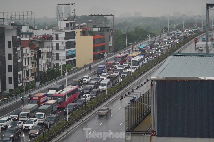 Ghi nhận báo Tiền Phong, từ khoảng 13 giờ 11/9, tại khu vực cầu Vĩnh Tuy hướng sang Long Biên xảy ra ùn tắc kéo dài, hàng trăm phương tiện di chuyển khó khăn.