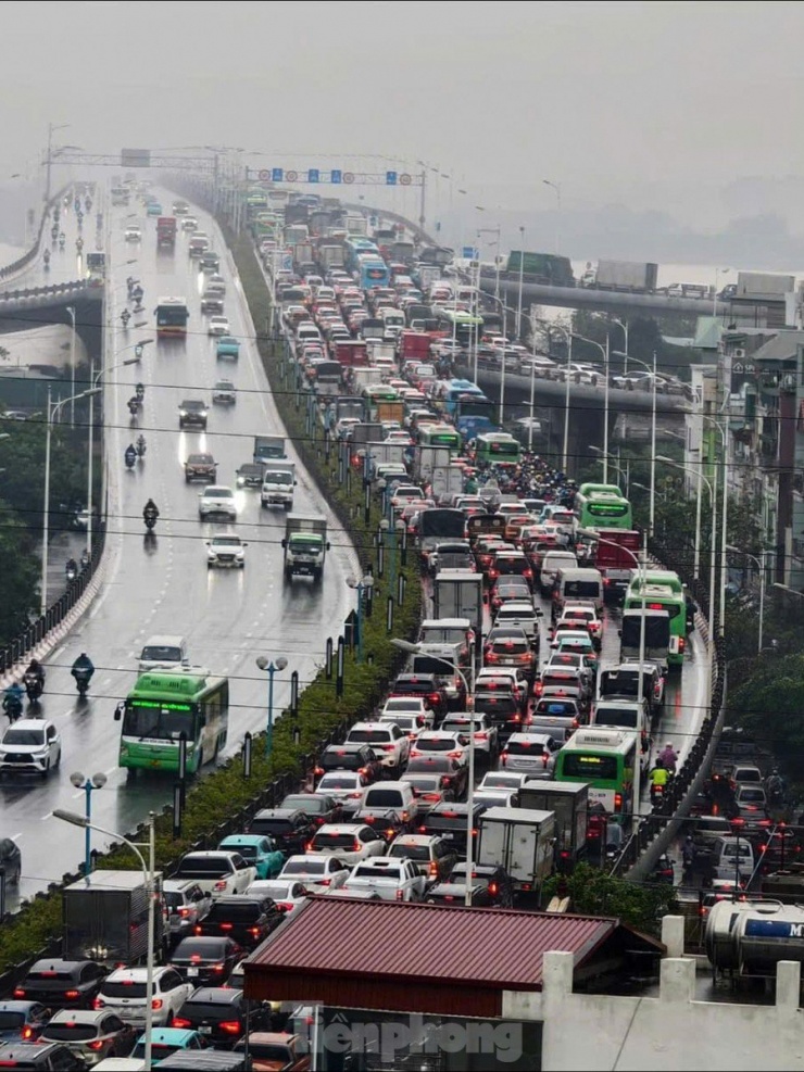 Hà Nội: Cầu Vĩnh Tuy ùn tắc nghiêm trọng trong nhiều giờ - 10