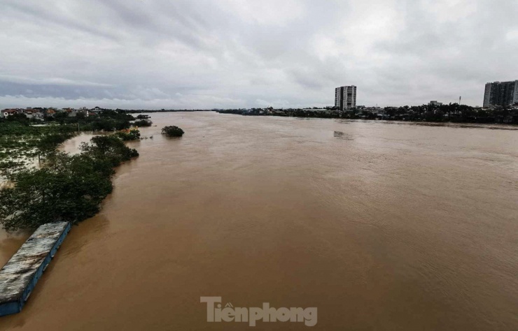 Dự báo trong vài giờ tới, lũ trên sông Hồng tại Hà Nội sẽ biến đổi chậm ở trên mức báo động 2 và dưới báo động 3.