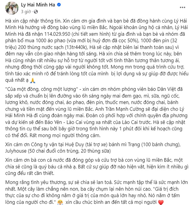 Gia đình Lý Hải - Minh Hà tích cực hỗ trợ bà con vùng lũ các vật dụng cần thiết như áo phao, đèn pin, bánh sữa.