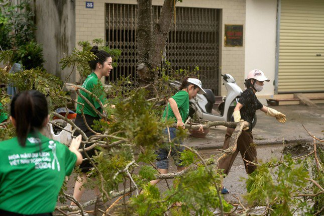 Thí sinh cùng người dân dọn cây sau bão ở Hải Phòng.