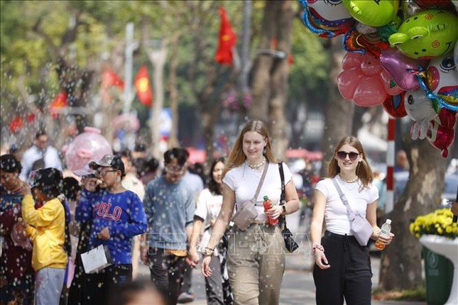 Du khách vui chơi trên phố đi bộ Hà Nội (ảnh minh họa: TTXVN).