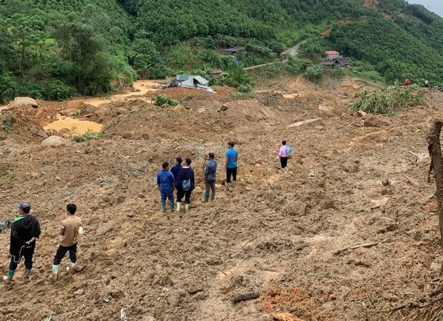 Các lực lượng chức năng đang khẩn trương tìm kiếm, khắc phục hậu quả vụ sạt lở.