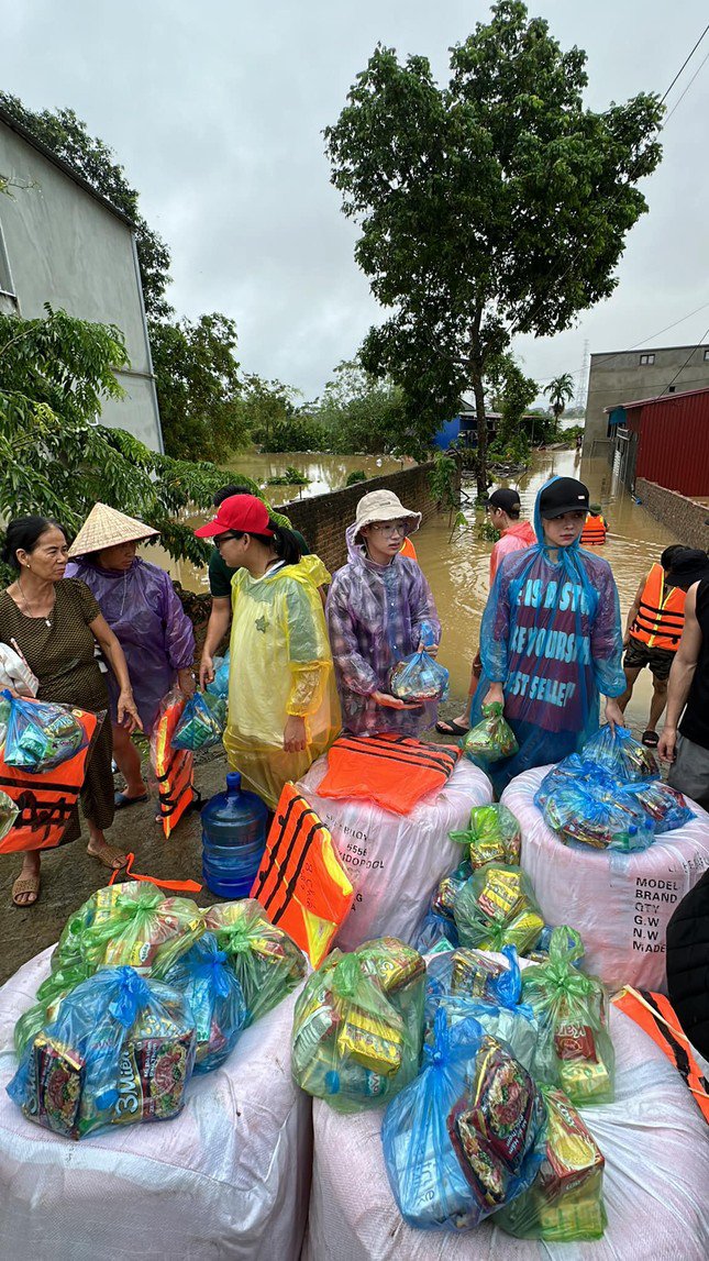 Phạm Thoại: ‘Khi trực tiếp đến những nơi đang oằn mình chống chọi với thiên tai, tôi khóc rất nhiều’ - 5