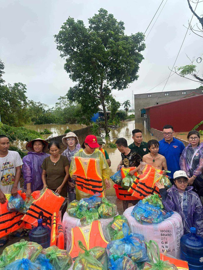 Phạm Thoại: ‘Khi trực tiếp đến những nơi đang oằn mình chống chọi với thiên tai, tôi khóc rất nhiều’ - 2