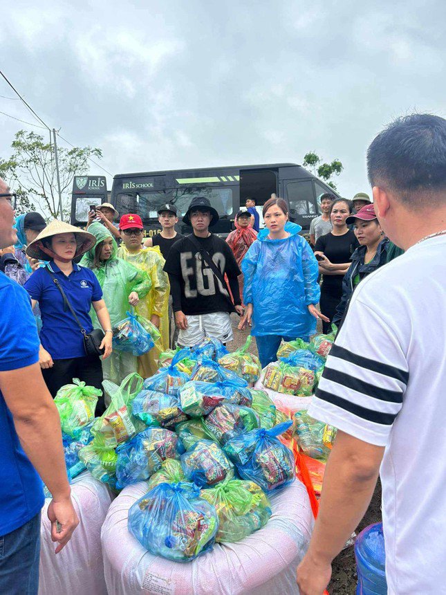 Phạm Thoại: ‘Khi trực tiếp đến những nơi đang oằn mình chống chọi với thiên tai, tôi khóc rất nhiều’ - 7