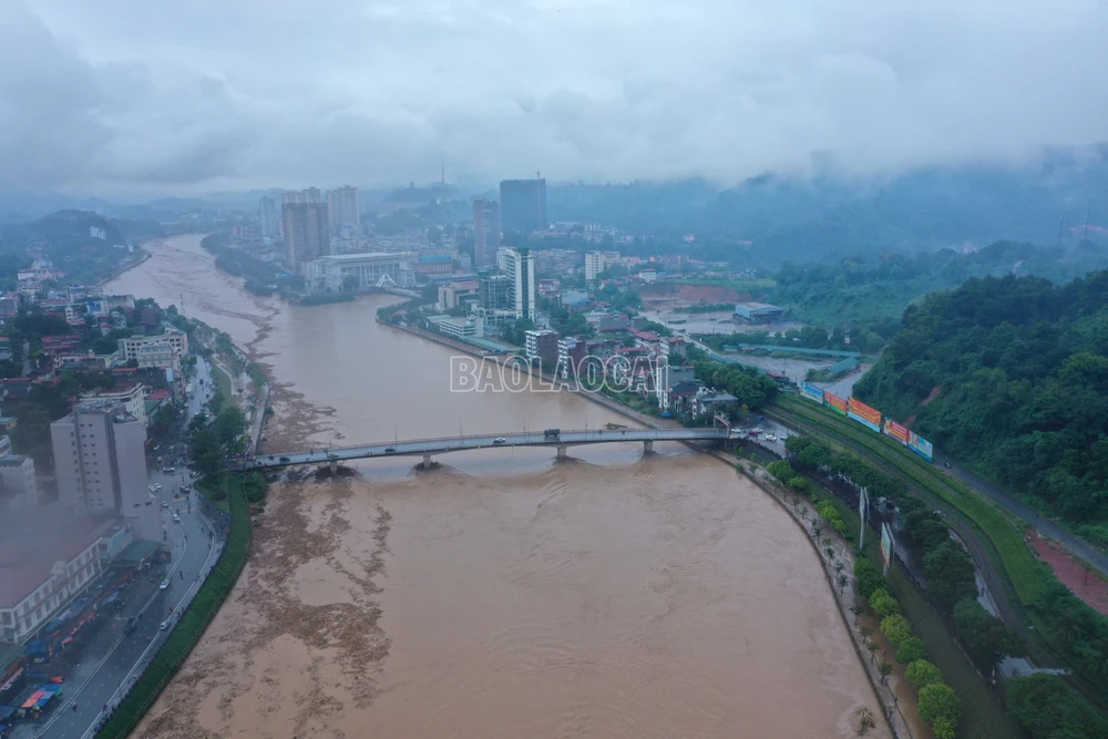 Sông Chảy (Lào Cai) dâng cao tràn vào thành phố, ảnh hưởng trực tiếp đến đời sống và tính mạng của người dân. Ảnh: Báo Lào Cai