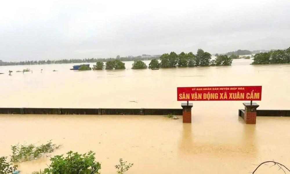 Nước ngập gần như nhấn chìm sân vận động xã Xuân Cẩm, huyện Hiệp Hòa, tỉnh Bắc Giang. Ảnh: BÁO BẮC GIANG