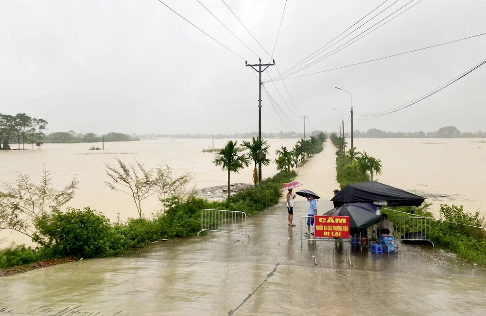 Lũ lụt ở miền Bắc xảy ra trên nhiều tỉnh, thành, nhiều khu vực bị cô lập hoàn do ngập lụt, người dân phải kêu cứu trong đêm. Ảnh: BÁO THÁI NGUYÊN