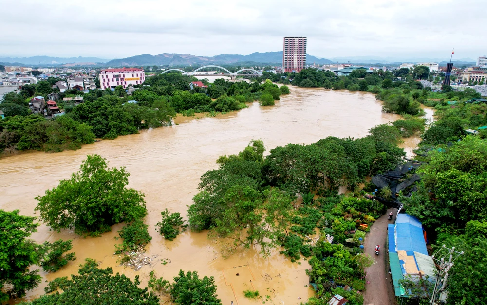 Nước sông Cầu dâng cao, TP Thái Nguyên ngập sâu trong nước. Đây được coi là trận lũ lịch sử đối với người dân Thái Nguyên trong mấy chục năm gần đây. Ảnh: BÁO THÁI NGUYÊN