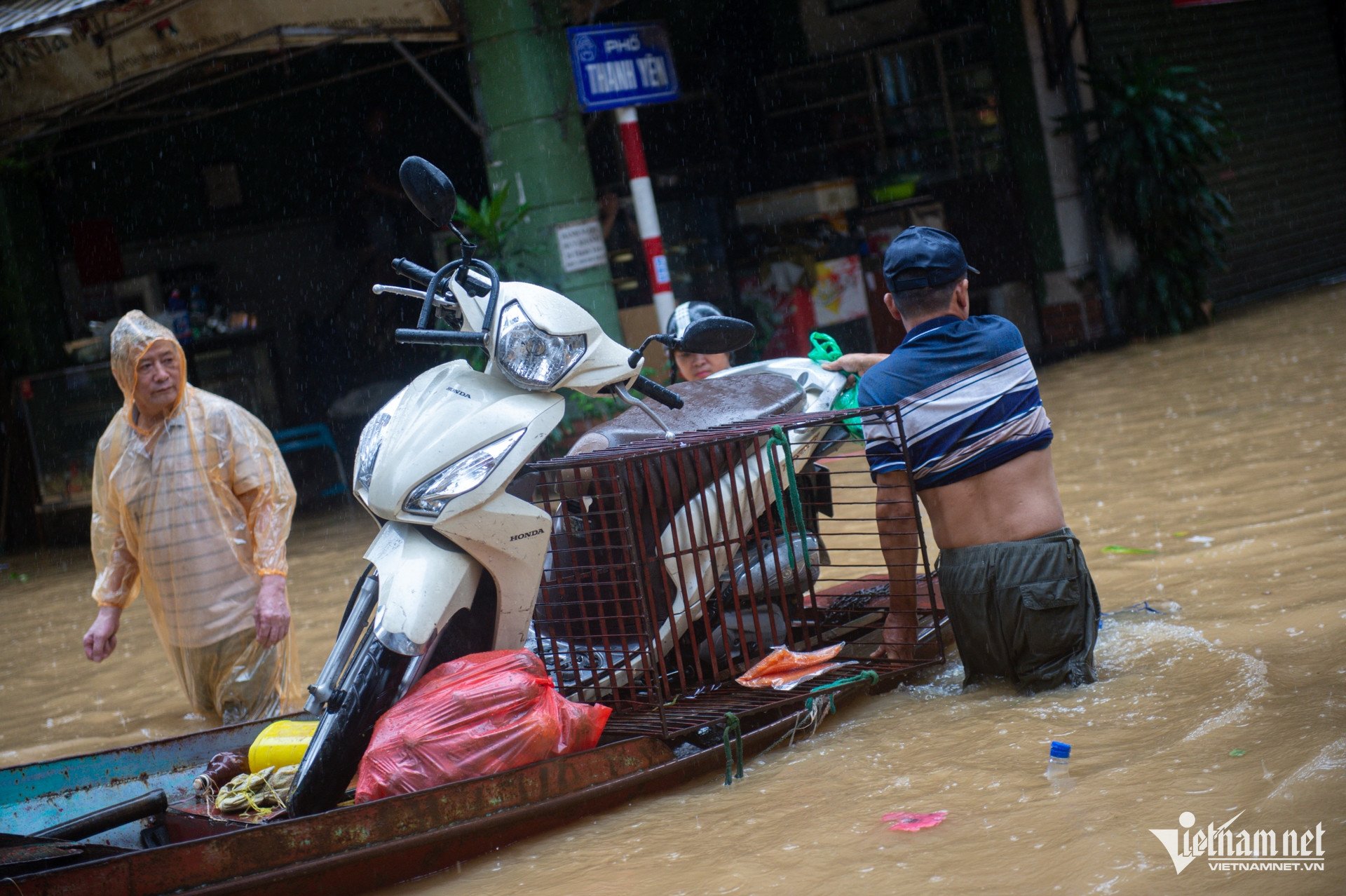 Đưa trẻ nhỏ, người già ở ven đê Hà Nội chạy lụt, nhiều người về quê tránh lũ - 7