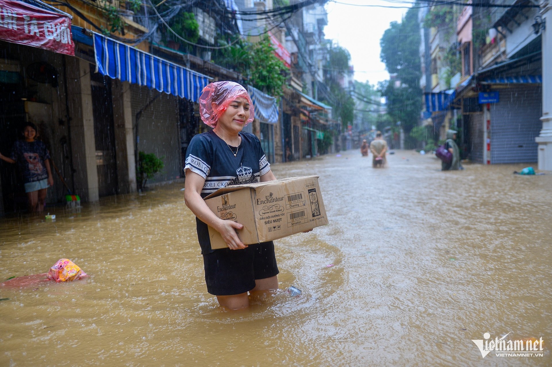 Đưa trẻ nhỏ, người già ở ven đê Hà Nội chạy lụt, nhiều người về quê tránh lũ - 11