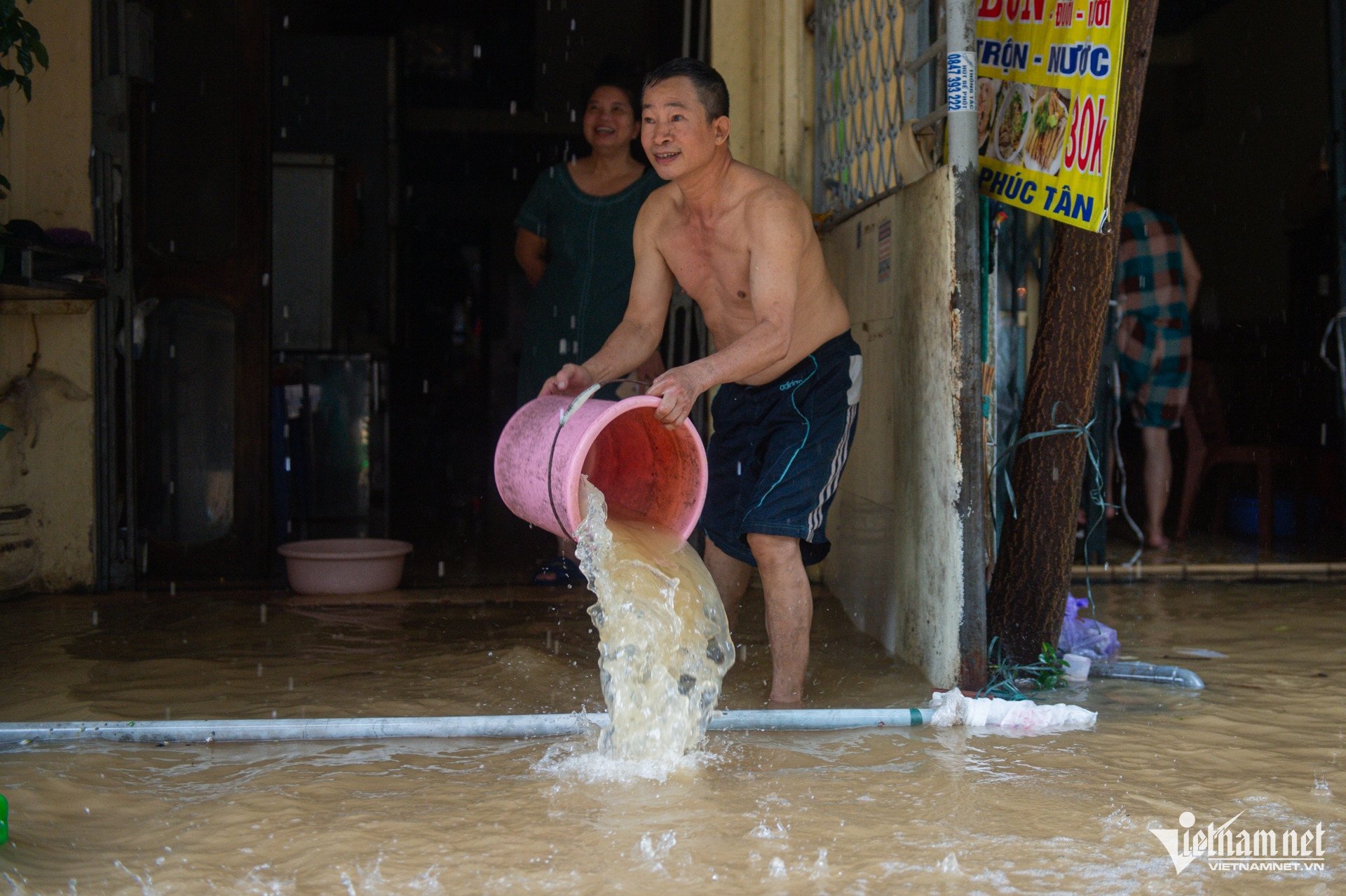 Đưa trẻ nhỏ, người già ở ven đê Hà Nội chạy lụt, nhiều người về quê tránh lũ - 17