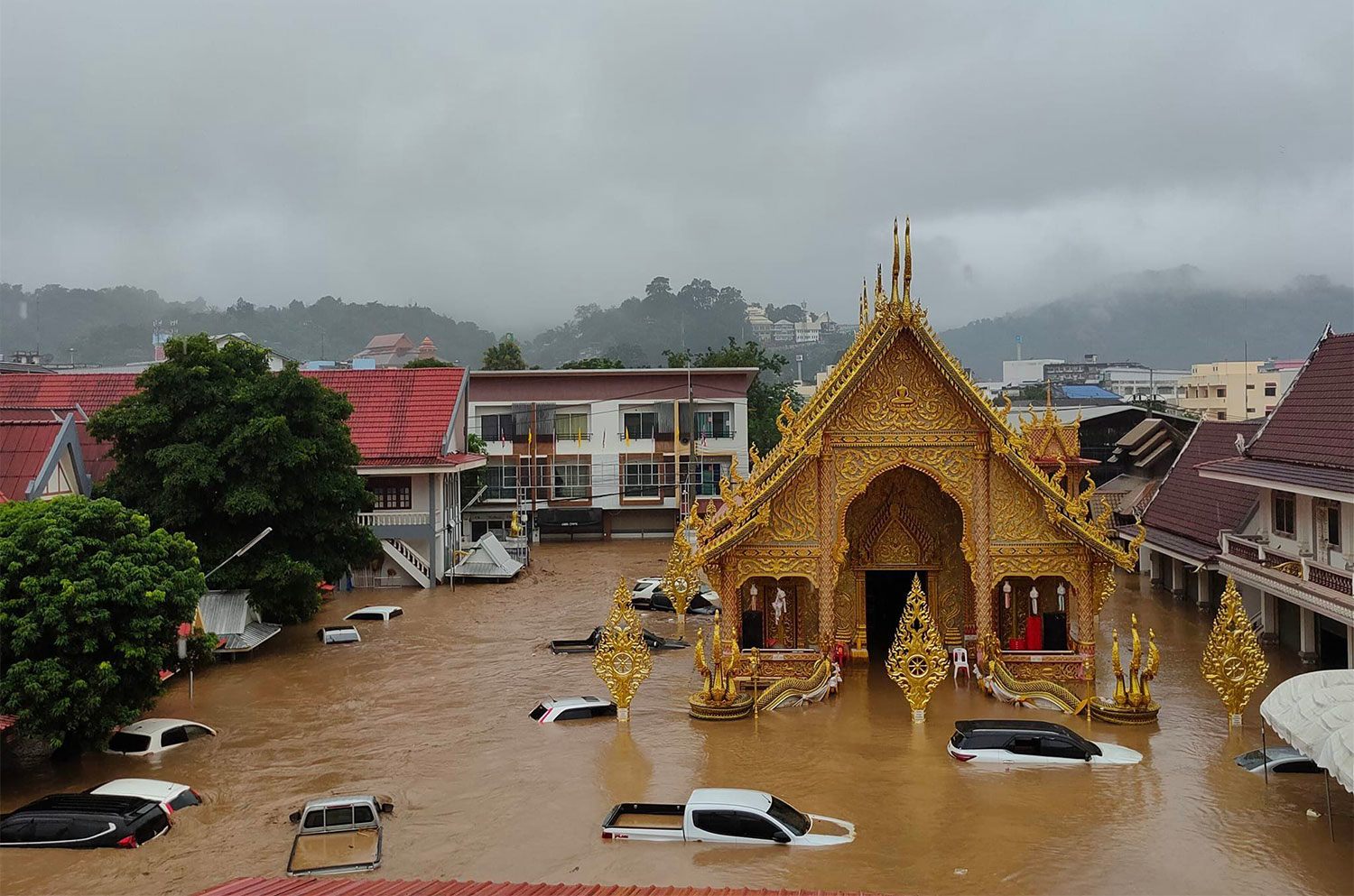 Một ngôi chùa ở tỉnh Chiang Mai bị nước lũ bao vây (ảnh: Bangkok Post)