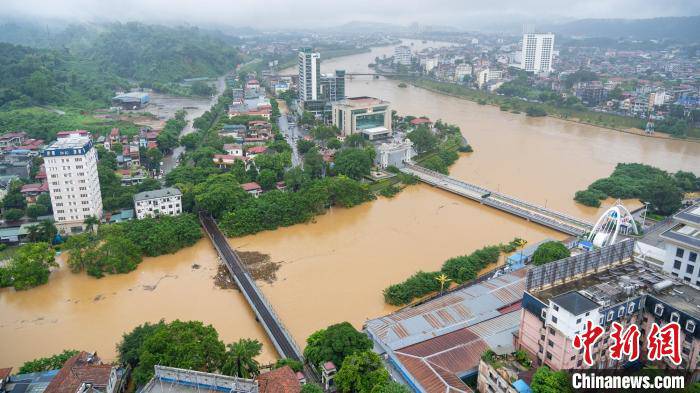 Hình ảnh mực nước sông ở huyện Hà Khẩu dâng cao. Ảnh: China News.