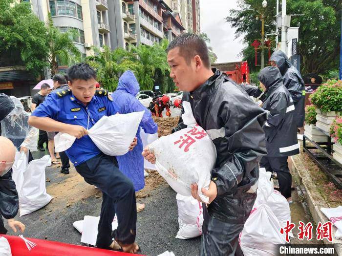 Người dân huyện Hà Khẩu, tỉnh Vân Nam (Trung Quốc) ứng phó với lũ lụt. Ảnh: China News.