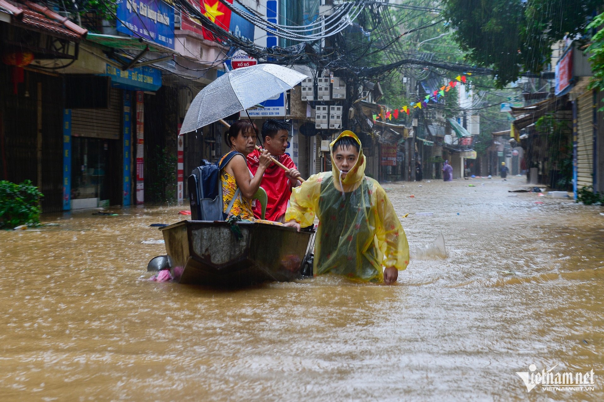 Lũ sông Hồng trên báo động 2, người dân ngoài đê hối hả chạy lụt - 1