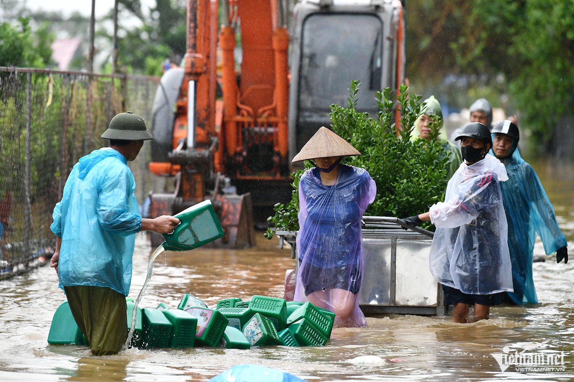 Lũ sông Hồng trên báo động 2, người dân ngoài đê hối hả chạy lụt - 9