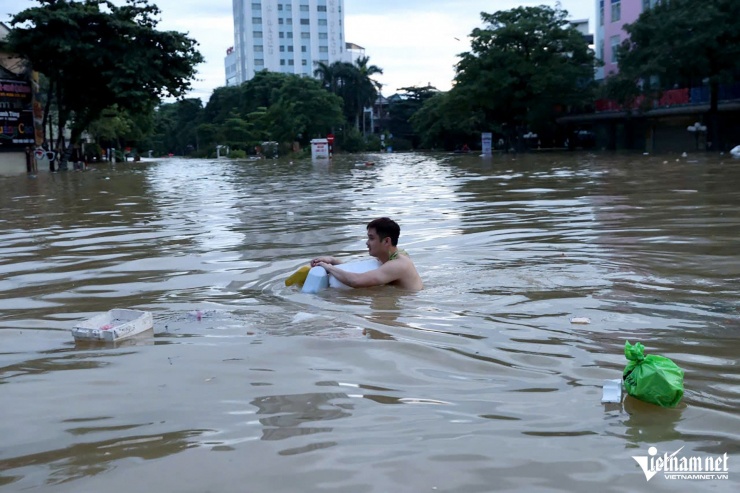 Thành phố Tuyên Quang ngập sâu, một số người dân ôm phao bơi giữa biển nước để sơ tán khỏi vùng ngập. Ảnh: Lê Anh Dũng 