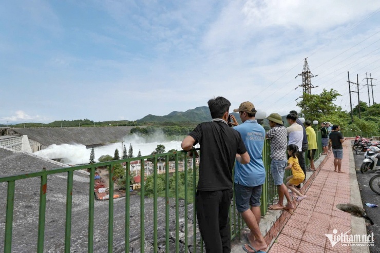 Sáng nay (12/9), rất đông người dân ở huyện Yên Bình (tỉnh Yên Bái) tìm đến hồ thuỷ điện Thác Bà để theo dõi quá trình xả lũ. Hiện nay, theo thông tin từ UBND tỉnh Yên Bái, thủy điện Thác Bà an toàn, lưu lượng nước về hồ đang giảm dần. Ảnh: Lê Anh Dũng 