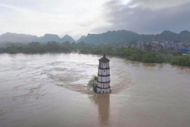 Tháp nghiêng Quy Long ở Quảng Tây, giữa dòng nước lũ hôm 11/9. Ảnh: China News