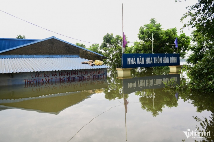 Nhà văn hoá thôn Hoà Bình chìm trong biển nước.