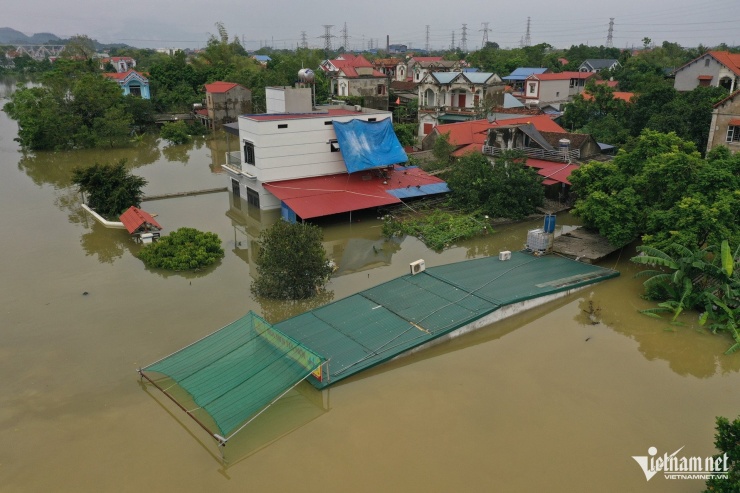 Nước dâng cao khắp xóm làng, nhiều căn nhà chìm nghỉm.