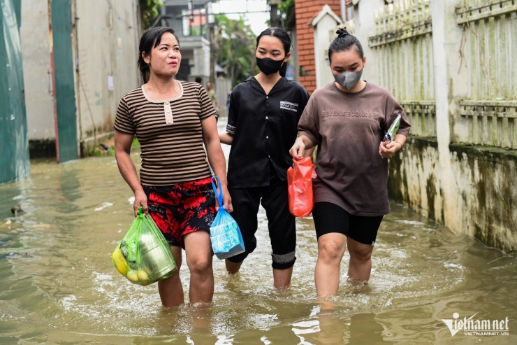 Trước đó, theo báo cáo nhanh của UBND huyện Sóc Sơn, đến trưa 11/9, nước sông Cầu tại Lương Phúc (xã Việt Long) đạt mức 9,3m, vượt báo động 3 là 1,3m, vượt đỉnh lũ lịch sử năm 1971 là 0,1m và tiếp tục có xu hướng dâng lên.